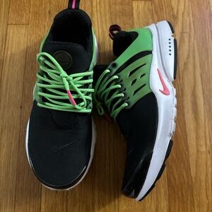 Nike Air Presto black and green strike color way